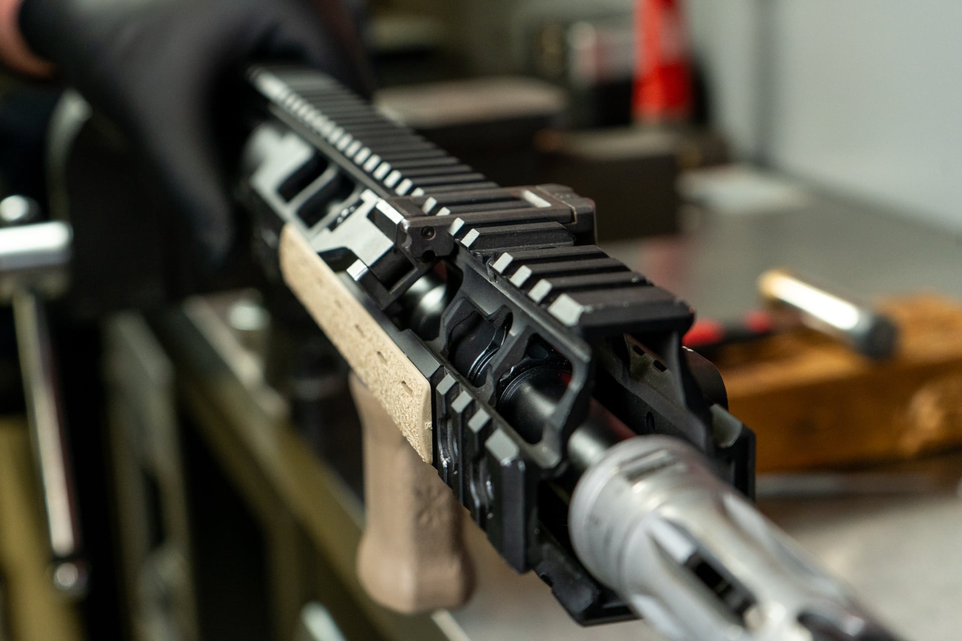 Instalacja przyrządów celowniczych w broni długiej