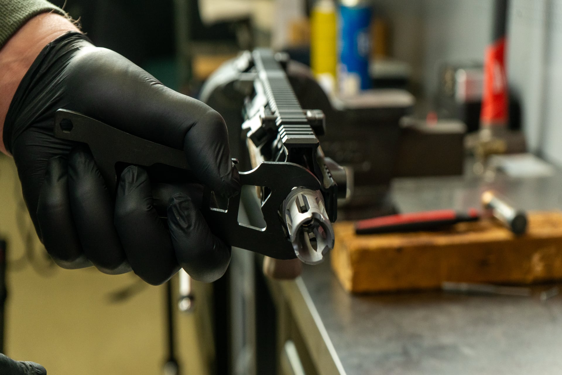 Instalacja urządzenia wylotowego broni długiej