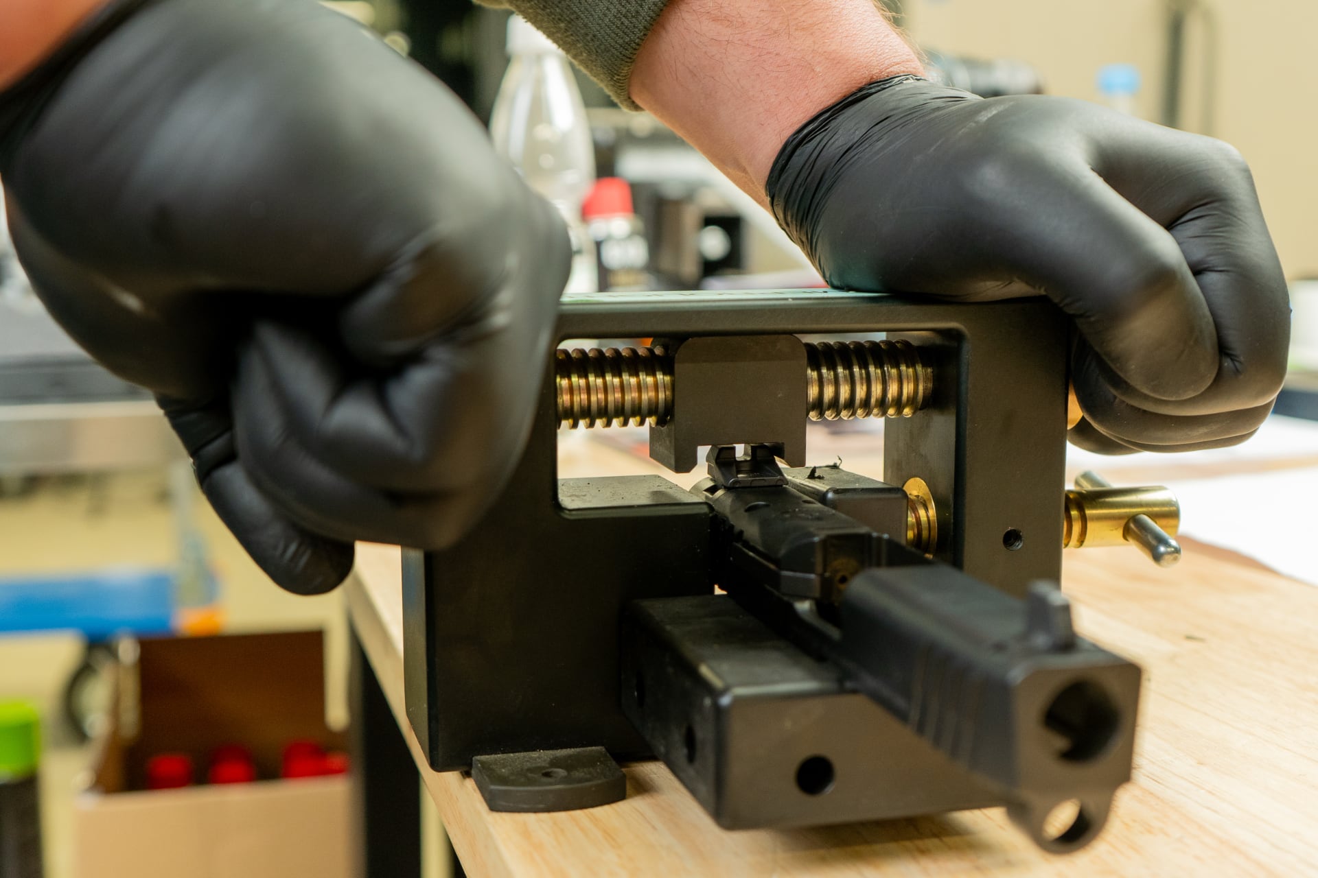 Instalacja przyrządów celowniczych w broni krótkiej